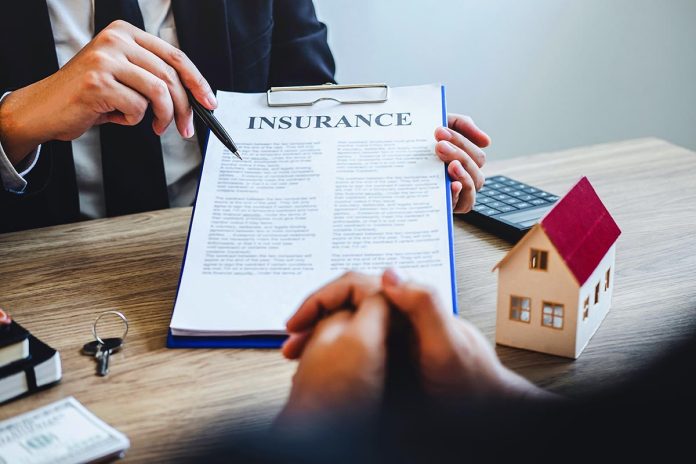 Estate agent broker reach contract form to client signing agreem
