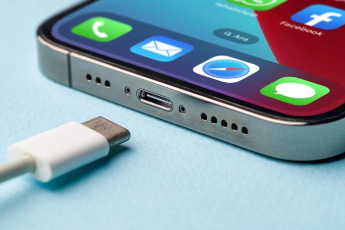Antalya,,Turkey,-,August,28,,2023.,Apple,Iphone,And,Usb-c
