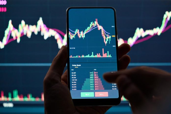 Crypto,Trader,Investor,Broker,Holding,Finger,Using,Cell,Phone,App