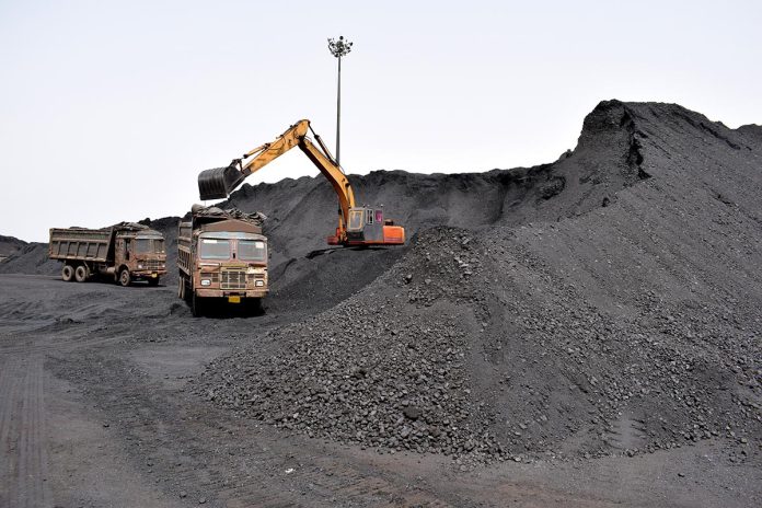 Big,Excavator,Machine,Filling,Coal,In,Trucks,For,Transportation,From