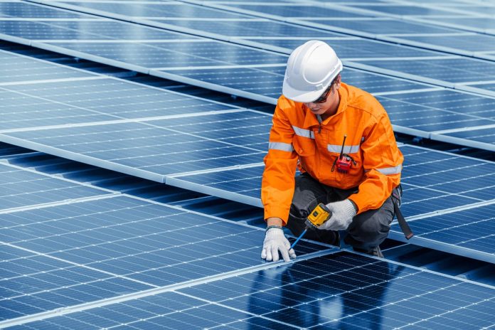 Professional,Engineer,Service,Solar,Panel.,Worker,Maintenance,Cleaning,Replacing,Solar