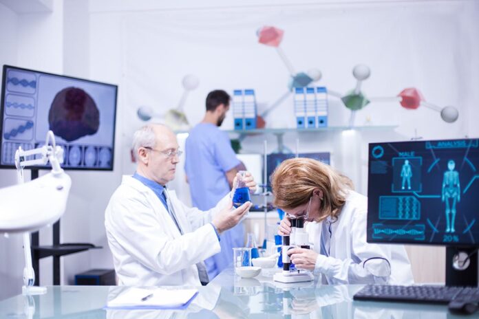 Groupe of researchers in pharmacology in a hospital laboratory