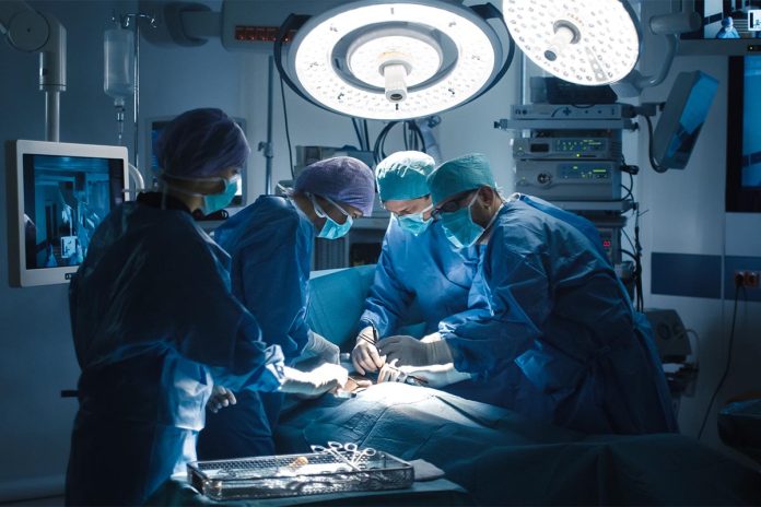 Medical,Team,Performing,Surgical,Operation,In,Modern,Operating,Room