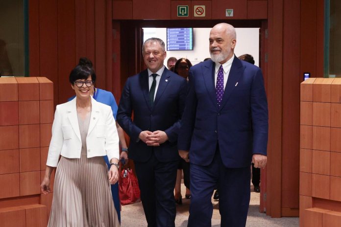 Shqipëria mbyll tre kapitujt e parë të negociatave me BE-në Shqipëria mbyll tre kapitujt e parë të negociatave me BE-në