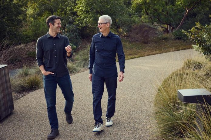 Apple-John-Ternus-Tim-Cook_Full-Bleed