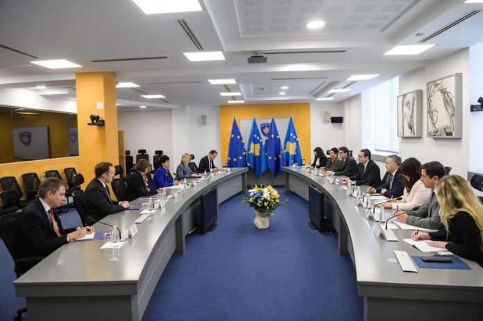 Marta Kos kërkon një rrugë më të fortë të Kosovës* drejt BE-së gjatë vizitës në Prishtinë Marta Kos kërkon një rrugë më të fortë të Kosovës* drejt BE-së gjatë vizitës në Prishtinë