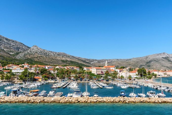 A,Beautiful,Shot,Of,The,Sunny,Seaside,Town,Of,Orebic