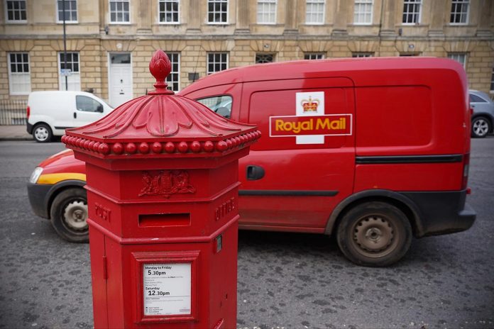 Bath,,Uk,-,November,30,,2019:,A,Traditional,British,Red