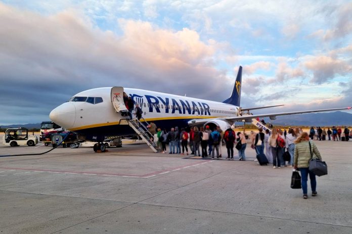 Girona,,Spain,,October,5,,2024:,A,Bustling,Airport,Scene,With