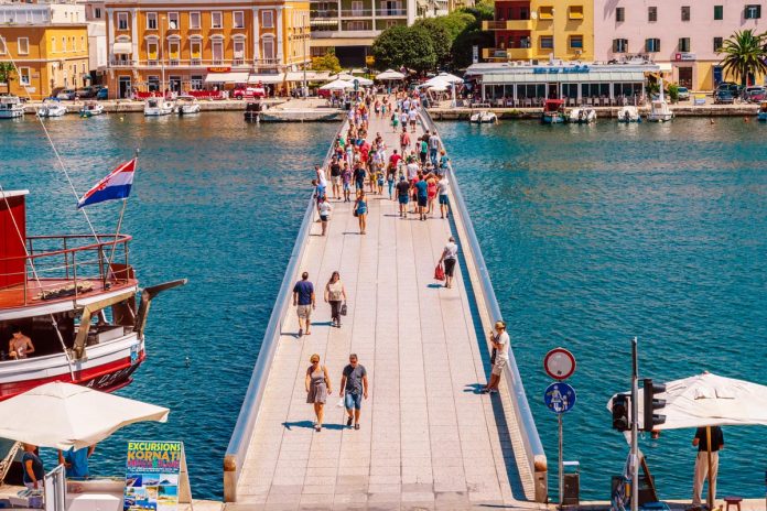 Zadar,,Croatia,-,July,28,,2015:,Many,Tourists,Visiting,Zadar